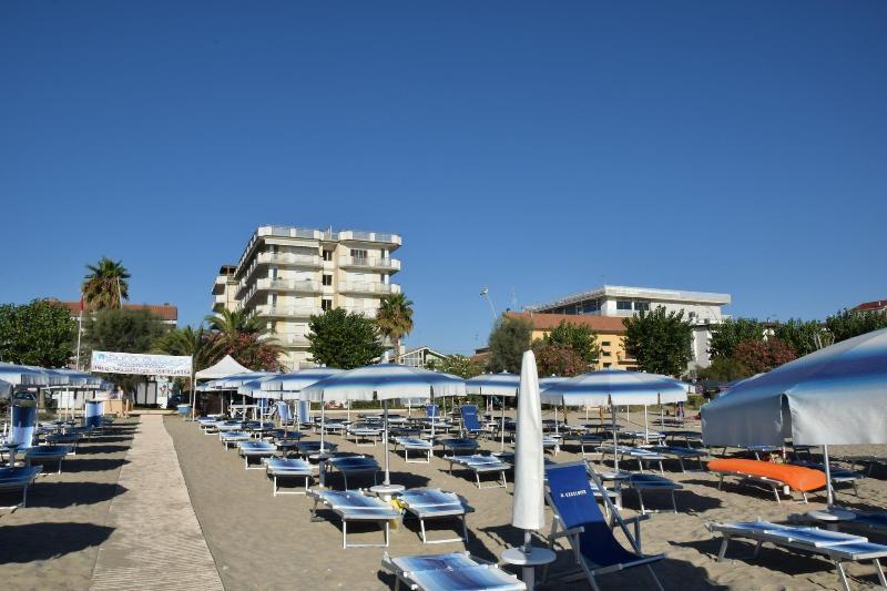Hotel Petite Fleur Alba Adriatica Eksteriør bilde