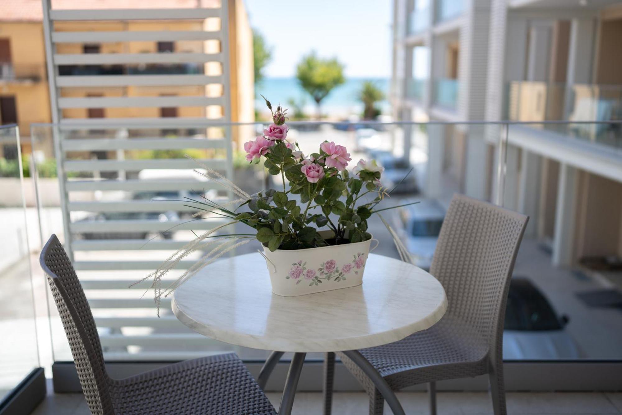 Hotel Petite Fleur Alba Adriatica Eksteriør bilde